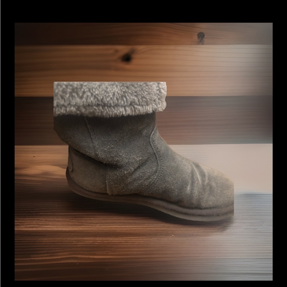 American Eagle Outfitters Gray Suede Faux-Fur Lined Ankle Booties